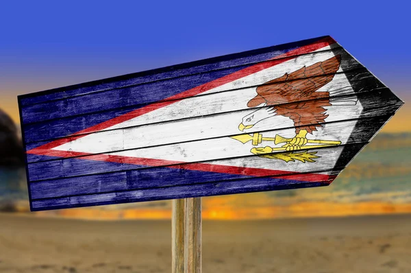 Samoa americana Bandeira sinal de madeira no fundo da praia — Fotografia de Stock