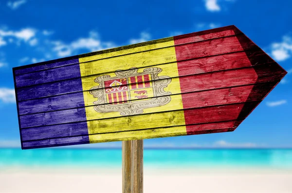 Bandera de Andorra Cartel de madera sobre fondo de playa — Foto de Stock