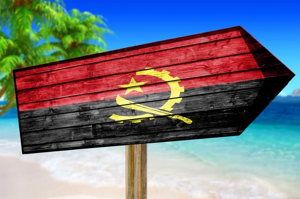 安哥拉国旗木签上海滩背景 — 图库照片
