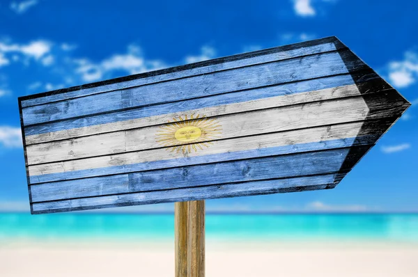 Argentin zászlót fa jel a part háttérben — Stock Fotó