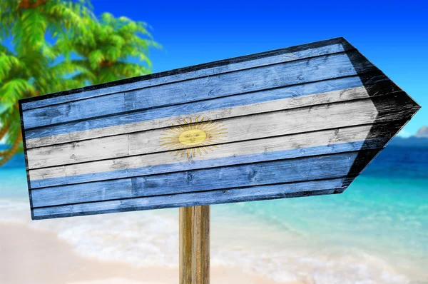 Arjantin bayrağı ahşap plaj arka plan üzerinde oturum — Stok fotoğraf
