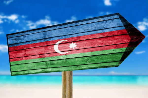 Azerbajdzsán lobogó fa jel a part háttérben — Stock Fotó