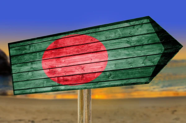 Banglades lobogó fa jel a part háttérben — Stock Fotó