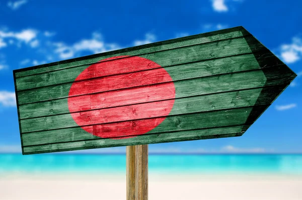 Bangladeş bayrağı ahşap plaj arka plan üzerinde oturum — Stok fotoğraf