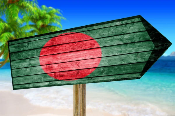 Σημαία του Μπανγκλαντές ξύλινα ναυτολογηθεί ιστορικό beach — Φωτογραφία Αρχείου