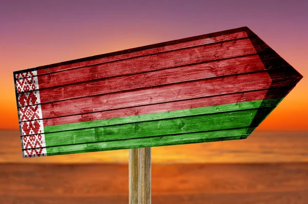 Vitrysslands flagga trä logga på stranden bakgrund — Stockfoto