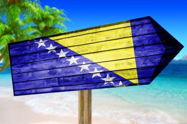 Bosna-Hersek bayrağı ahşap plaj arka plan üzerinde oturum