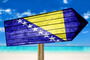 Bosna-Hersek bayrağı ahşap plaj arka plan üzerinde oturum