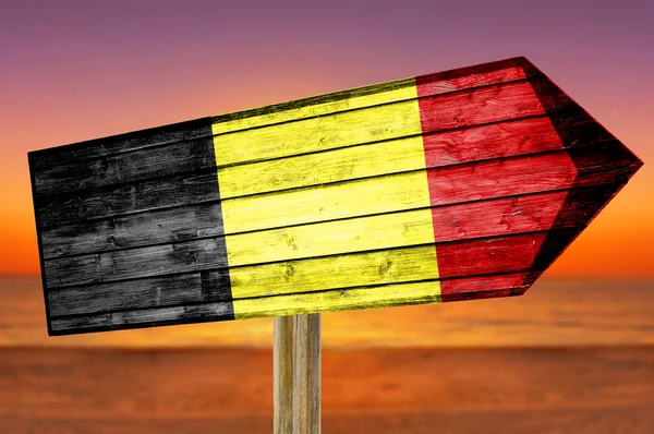 Bandera de Bélgica letrero de madera sobre fondo de playa — Foto de Stock