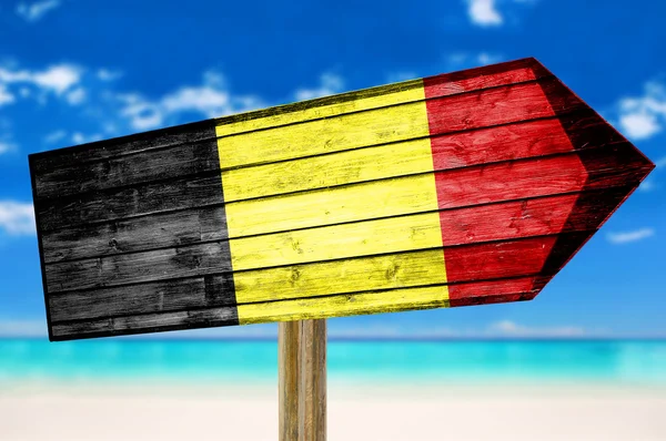 Belgio Bandiera segno di legno su sfondo spiaggia — Foto Stock