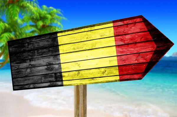 Bandera de Bélgica letrero de madera sobre fondo de playa — Foto de Stock