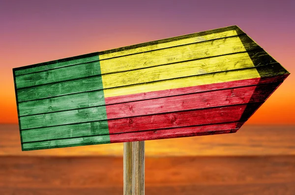 Bandeira do Benim placa de madeira no fundo da praia — Fotografia de Stock