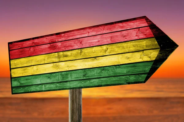 Bolivien-Flagge auf Holztischschild am Strand — Stockfoto