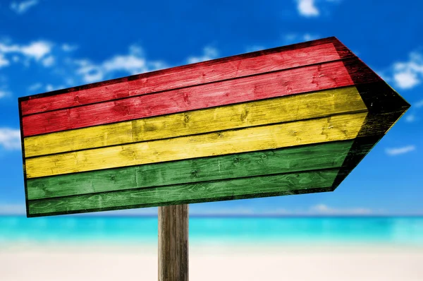 Bandeira da Bolívia em placa de mesa de madeira no fundo da praia — Fotografia de Stock