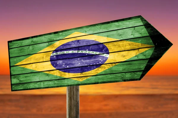 Brazília lobogó fa jel beach háttérrel — Stock Fotó