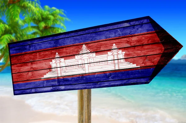 カンボジアの国旗木製サイン ビーチの背景 — ストック写真