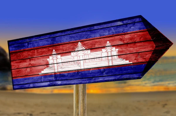 Kamboçya bayrağı ahşap plaj arka plan üzerinde oturum — Stok fotoğraf