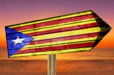 Catalonia bayrak ahşap plaj arka plan üzerinde oturum