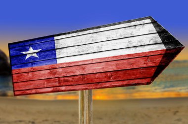 Şili bayrağı ahşap plaj arka plan üzerinde oturum