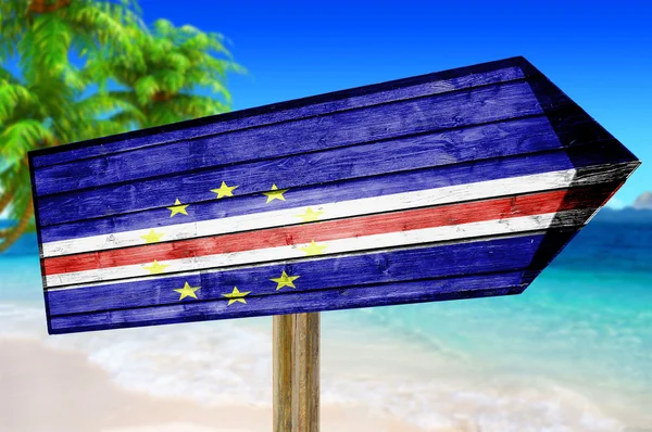 Cape Verde Flagge Holzschild am Strand Hintergrund — Stockfoto