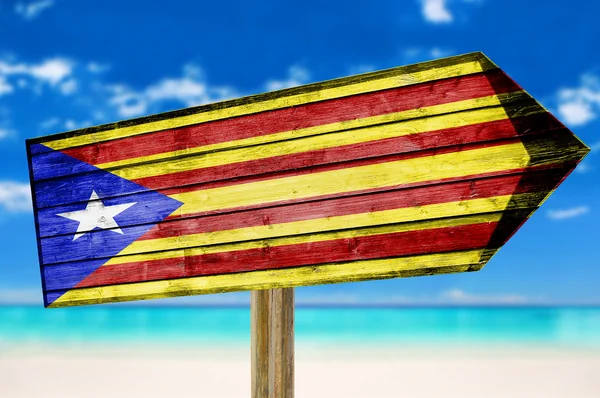 Cartel de madera Bandera de Cataluña sobre fondo de playa — Foto de Stock