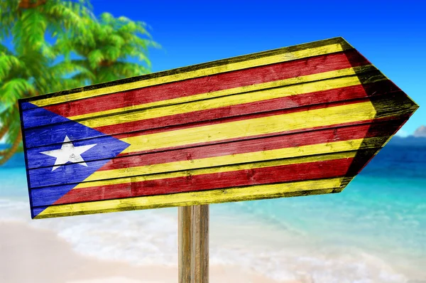 Catalonien Flag træ tegn på stranden baggrund - Stock-foto