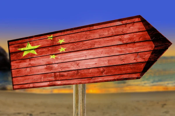 Cartel de madera Bandera de China sobre fondo de playa — Foto de Stock