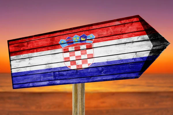 Cartel de madera Bandera de Croacia sobre fondo de playa — Foto de Stock