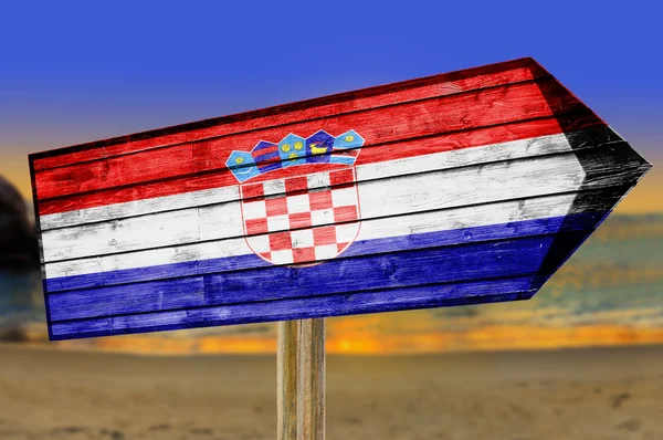 Cartel de madera Bandera de Croacia sobre fondo de playa — Foto de Stock