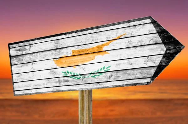 Kıbrıs bayrağı ahşap plaj arka plan üzerinde oturum — Stok fotoğraf
