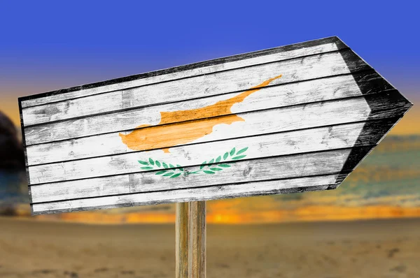 Cartel de madera Bandera de Chipre sobre fondo de playa — Foto de Stock