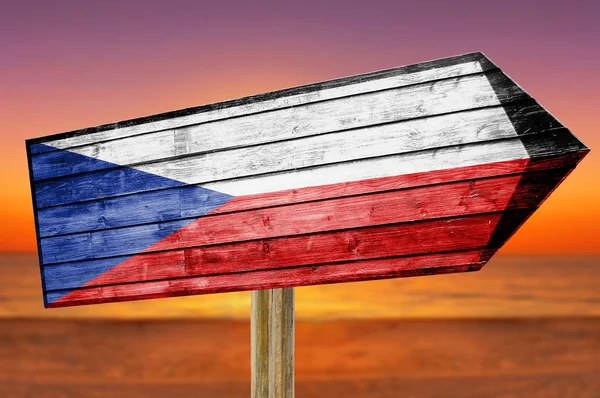 Cartel de madera con bandera de República Checa sobre fondo de playa — Foto de Stock