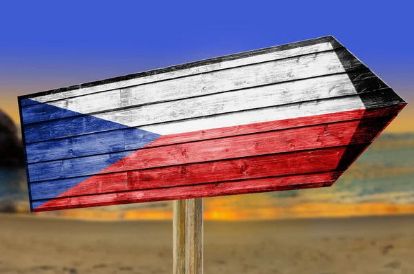 Tjeckiska republiken flagga träskylt på stranden bakgrund — Stockfoto