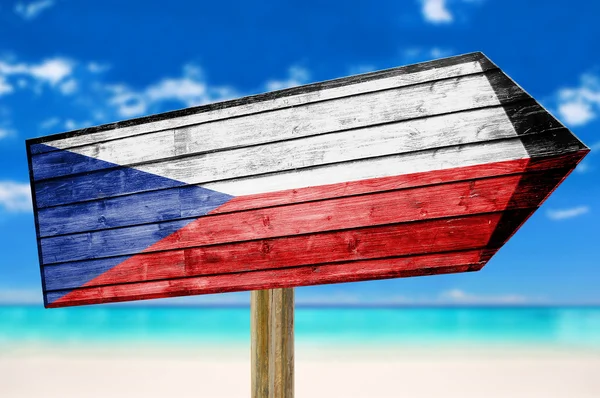 Cartel de madera con bandera de República Checa sobre fondo de playa — Foto de Stock