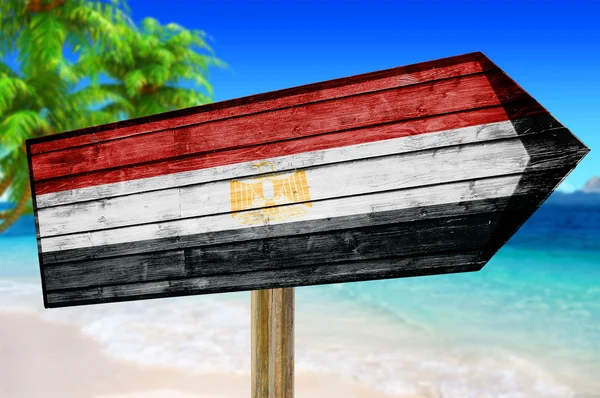 Ägyptische Flagge Holzschild am Strand Hintergrund — Stockfoto