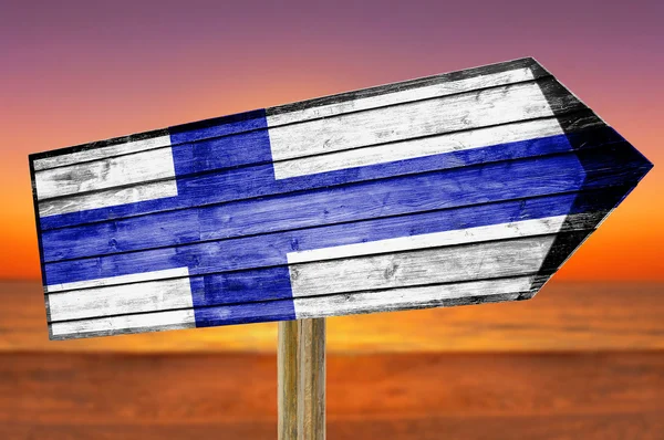 Finnland Flagge Holzschild am Strand Hintergrund — Stockfoto