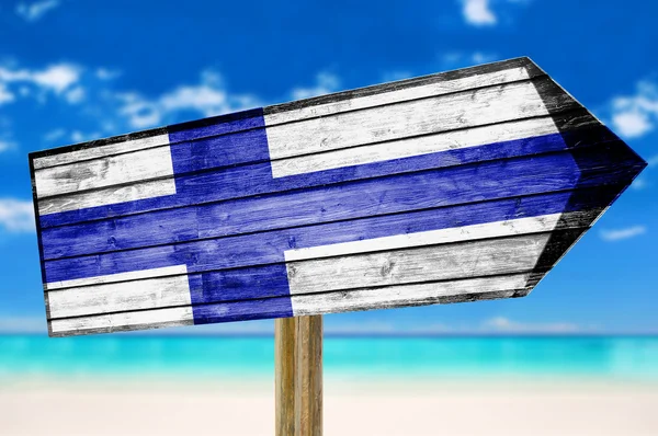 Finnland Flagge Holzschild am Strand Hintergrund — Stockfoto