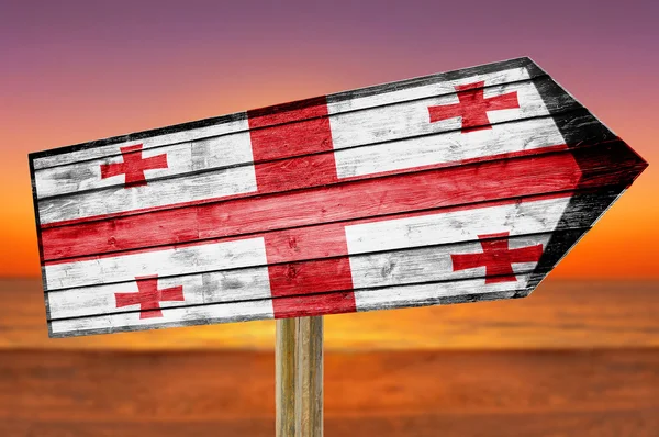 ビーチの背景にジョージア州旗の木製看板 — ストック写真
