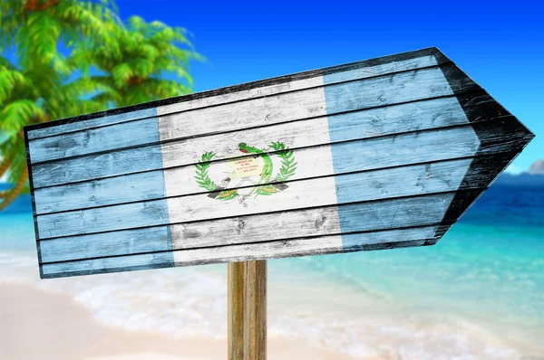 Cartel de madera Bandera de Guatemala sobre fondo de playa — Foto de Stock