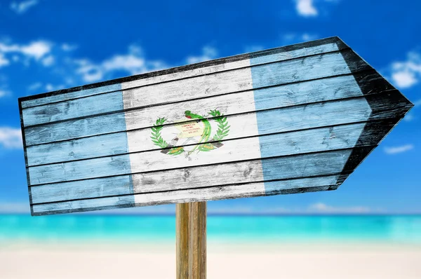 Cartel de madera Bandera de Guatemala sobre fondo de playa — Foto de Stock