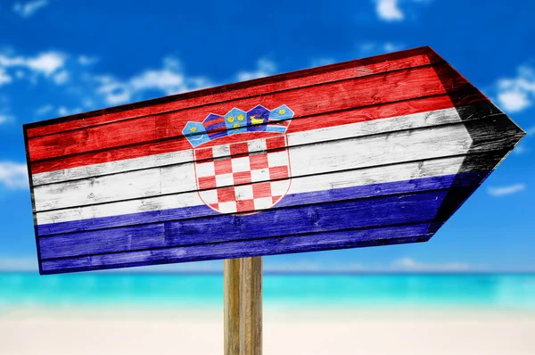 Cartel de madera Bandera de Croacia sobre fondo de playa Fotos De Stock Sin Royalties Gratis