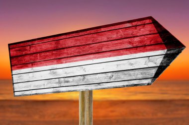 Endonezya bayrağı ahşap plaj arka plan üzerinde oturum