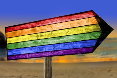 Bir plaj arka plan gökkuşağı ahşap işaretiyle LGBT yaşamı