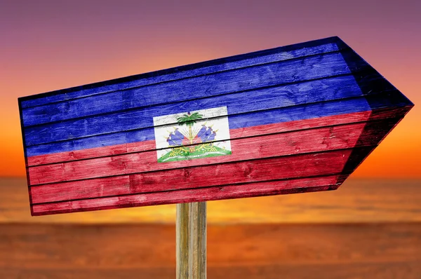 Haïti vlag houten aanmelden beach achtergrond — Stockfoto