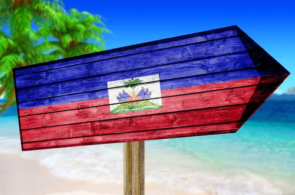 Haiti Flagge Holzschild am Strand Hintergrund — Stockfoto