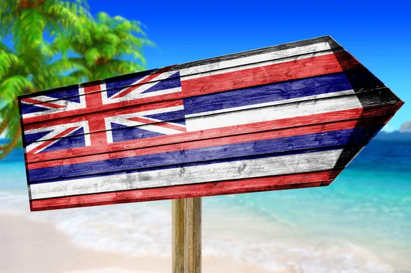 Cartel de madera con bandera de Hawaii sobre fondo de playa — Foto de Stock