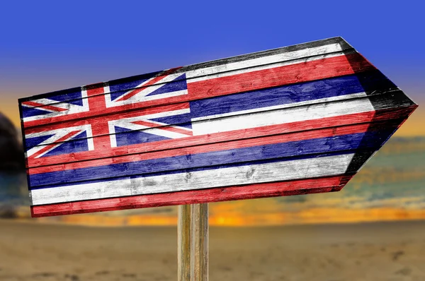 Bandeira Havaí sinal de madeira no fundo da praia — Fotografia de Stock