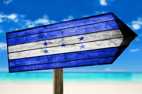 Honduras Flagge auf hölzernem Tischschild am Strand — Stockfoto