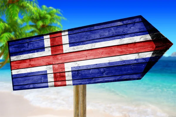 Cartel de madera Bandera de Islandia sobre fondo de playa — Foto de Stock
