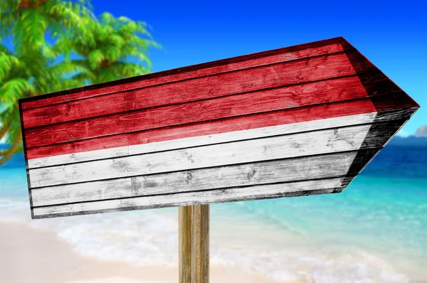 Cartel de madera Bandera de Indonesia sobre fondo de playa — Foto de Stock